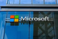 Logo Microsoft visualizzato sulla facciata in vetro di un moderno edificio per uffici