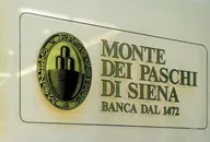 Logo della banca Monte dei Paschi di Siena esposto su un'insegna murale