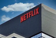 Nahaufnahme eines modernen Netflix-Bürogebäudes mit großem roten Netflix-Logo auf dunkler, gestreifter Fassade