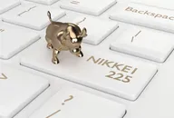 Goldene Bullen-Figur auf Computertastatur mit „Nikkei 225