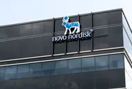 Novo Nordisk Firmenlogo an der Außenfassade des Unternehmensgebäudes