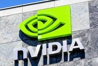 Logotipo de NVIDIA mostrado en el exterior de un edificio