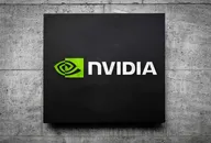 NVIDIA-Logo auf einem schwarzen Schild an einer Betonwand