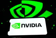 Logo NVIDIA visualizzato sullo schermo di uno smartphone con sfondo NVIDIA verde luminoso