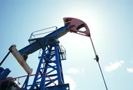 Ölpumpe (Pumpjack) fördert Rohöl unter blauem Himmel – Symbol für Energieproduktion und Ölmarkt.