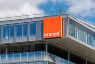 Logo Orange affiché sur l'angle d'un immeuble de bureaux moderne