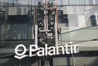 Logo Palantir sur la façade vitrée d'un immeuble