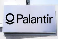 Palantir-Logo auf einem großen weißen Schild an einer Gebäudefassade.