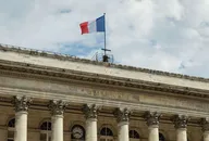 Bâtiment de la bourse, avec le drapeau français au-dessus de la façade