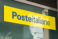 Logo di Poste Italiane su una facciata, rappresentante il gruppo italiano attivo nei servizi finanziari e postali