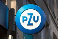 Logo PZU wyświetlone na znaku zamontowanym na zewnętrznej ścianie budynku