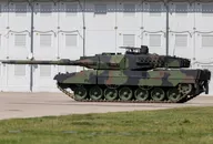 Moderner deutscher Leopard 2 Kampfpanzer auf einem militärischen Übungsgelände, der europäische Verteidigungssektortrends veranschaulicht