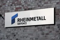 Rheinmetall Defence Logo auf einem Schild an einer Backsteinmauer