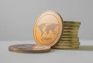 Moneta kryptowaluty Ripple umieszczona przed stosem monet