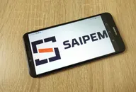 Logo Saipem visualizzato sullo schermo di uno smartphone