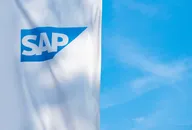 SAP-Logo auf weißer Flagge vor blauem Himmel