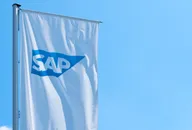 SAP-Logo auf einer Unternehmensflagge, das das globale Unternehmenssoftware-Unternehmen repräsentiert