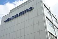Heidelberg-Firmenlogo an der Außenwand eines modernen Bürogebäudes.