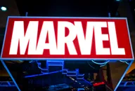 Beleuchtetes Marvel-Logo auf rotem Hintergrund.