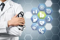 Médecin avec un stéthoscope et des icônes médicales en arrière-plan.