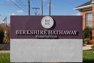 Berkshire Hathaway HomeServices Schild vor einem Bürogebäude.