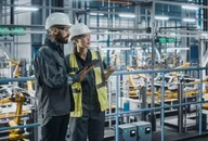 Ingenieure arbeiten in einer industriellen Produktionsanlage.