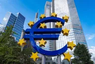 Euro-Skulptur vor modernen Gebäuden im Finanzviertel von Frankfurt