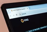 Nahaufnahme eines Laptop-Bildschirms, der die IonQ-Website mit dem IonQ-Logo auf dunklem Hintergrund zeigt.