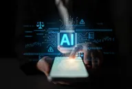 Persona sosteniendo un teléfono inteligente con una interfaz digital de inteligencia artificial.