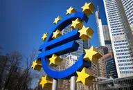 Il simbolo dell’euro davanti alla sede della Banca Centrale Europea a Francoforte, in Germania