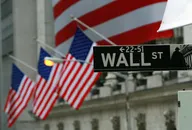 Wall Street-Schild und US-Flaggen in New York