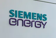Siemens Energy Logo auf einer weißen Außenwand eines modernen Gebäudes