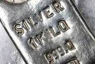 Primo piano di una barra d'argento con inciso il testo 'Silver 1 Kilo 999.0'