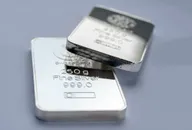 Dos lingotes de plata apilados marcados como 