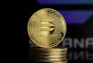 Goldene Solana-Kryptowährungsmünze auf einem Stapel Münzen mit verschwommenem dunklem Hintergrund