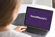 Person verwendet einen Laptop mit dem SoundHound AI Logo auf dem Bildschirm