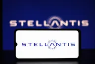 Smartphone che mostra il logo Stellantis su sfondo blu sfocato
