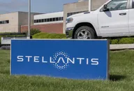 Insegna Stellantis davanti a un edificio con un pickup visibile sopra