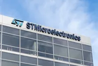 Logo STMicroelectronics esposto sull'esterno di un moderno edificio per uffici