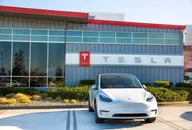 Voiture Tesla garée devant un showroom Tesla