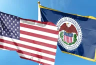 US-Flagge neben der Flagge der Federal Reserve – Symbol für Geldpolitik und US-Wirtschaft