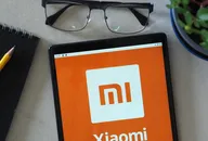 Xiaomi-Logo auf einem Tablet-Gerät, das die globale Marke für Unterhaltungselektronik und Smartphones repräsentiert