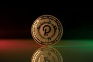 Moneda física de la criptomoneda Polkadot (DOT) colocada sobre una superficie reflectante e iluminada con luces verdes y rojas