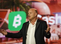  Mike Novogratz, CEO of Galaxy Digital, gestures as he speaks during the Bitcoin 2022 Conference at Miami Beach Convention Center on 8 April, 2022