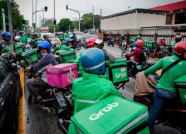 A image of Grab delivery drivers