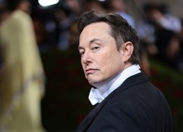  Elon Musk attends the 2022 Met Gala Celebrating 
