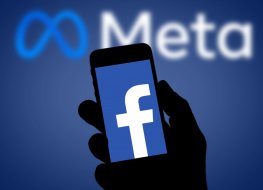Facebook logo on a mobile phone with Meta logo in the background – Photo: Alamy
