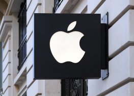 Apple stock forecast: Will the share price rise again? The Apple Macintosh symbol over the entrance of Apple store