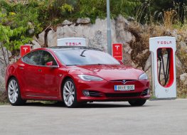 Tesla продала в 3 раза больше электромобилей китайского производства