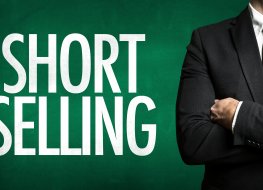 How to short sell? A quick guide to short trading мужчина стоит в пиджаке и надпись на фоне 